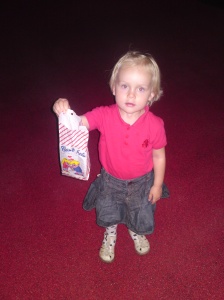 Sofia klar til biograf med slikposen :)